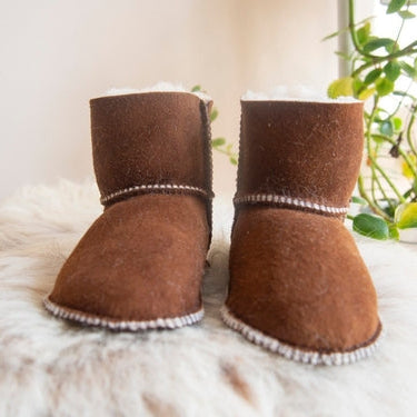 Baby Boots aus braunem Lammfell