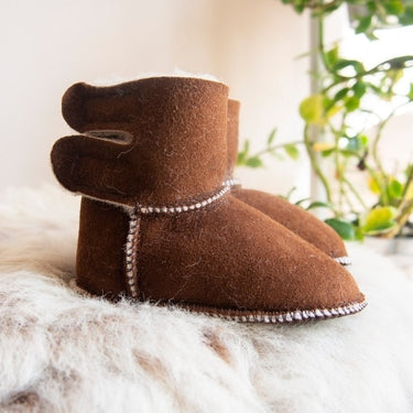 Baby Boots aus braunem Lammfell